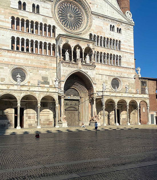 La place de la cathédrale de Crémone (Piazza del Duomo) représente la lutherie de Crémone. 